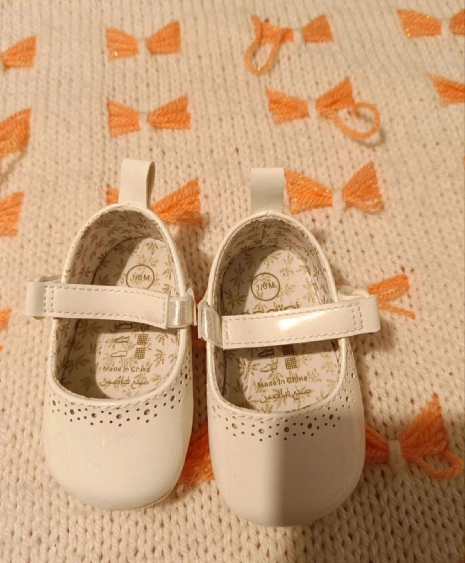 Sapatilhas brancas vernizadas OKAÏDI – Tamanho 1-6 meses – Bom estado – photo 2